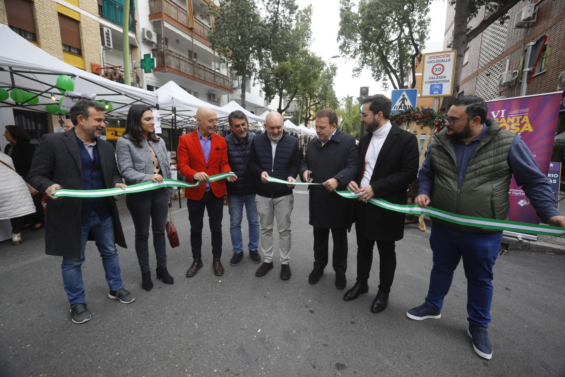 El pequeño comercio sale a la calle en el Santa Rosa Day, en imágenes