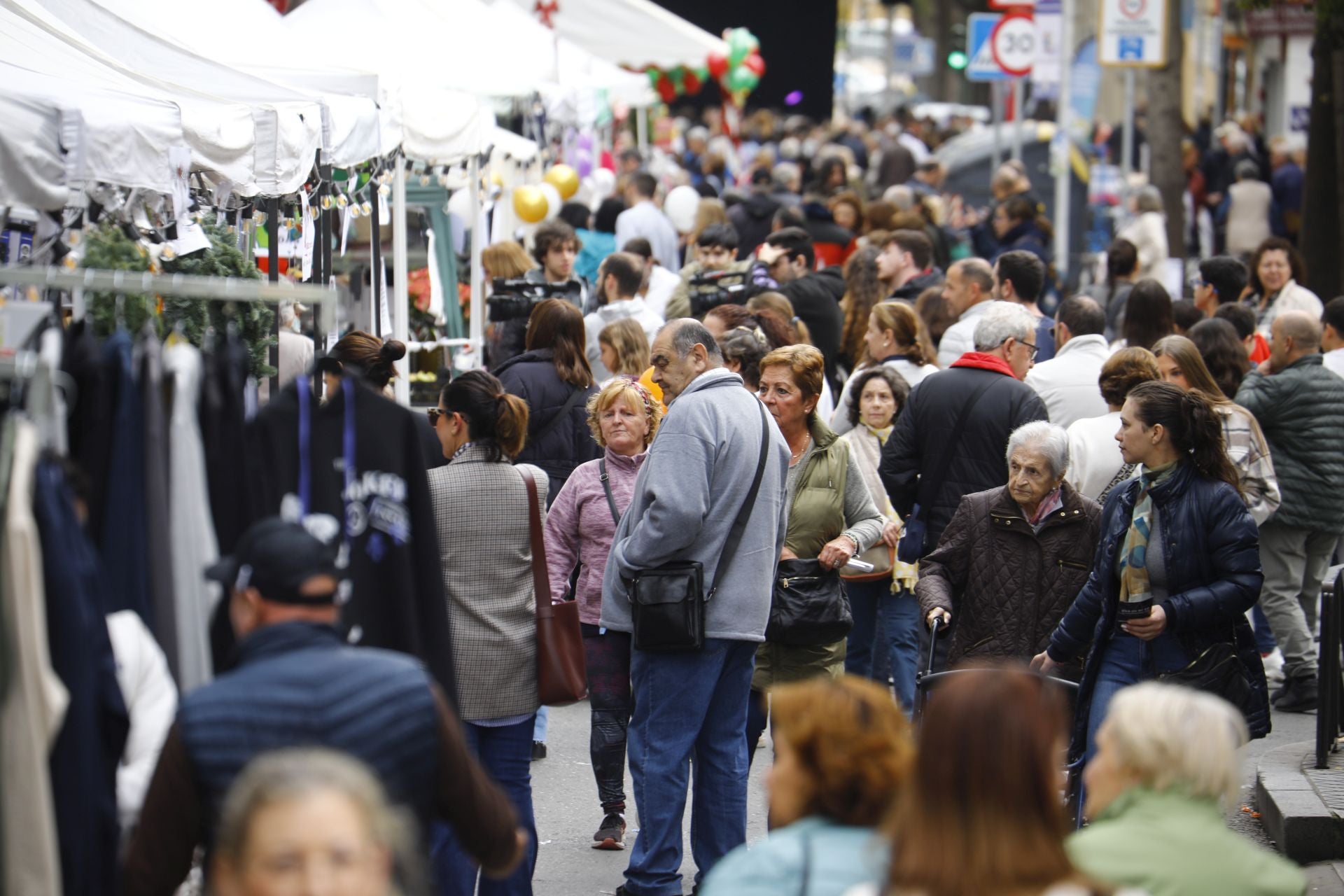 El pequeño comercio sale a la calle en el Santa Rosa Day, en imágenes
