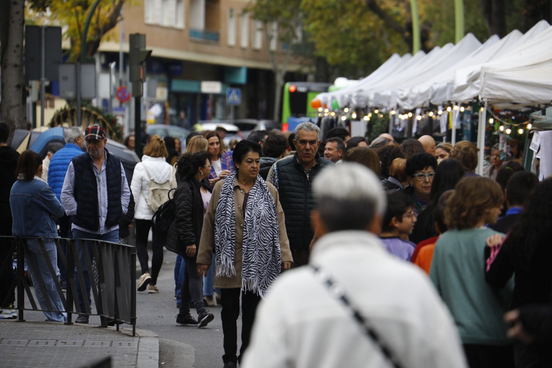 El pequeño comercio sale a la calle en el Santa Rosa Day, en imágenes