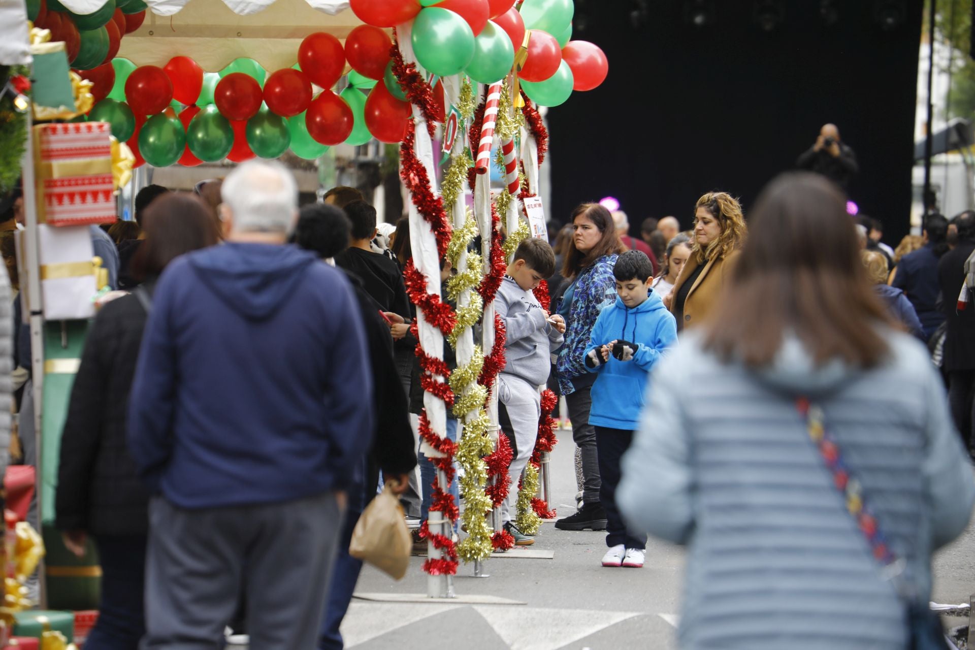 El pequeño comercio sale a la calle en el Santa Rosa Day, en imágenes