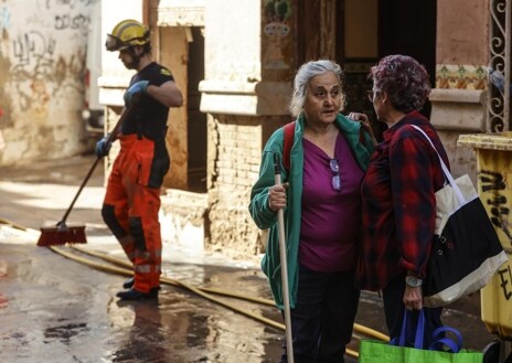 Secondary image 1 - In the photo above, Carlos Pavia, in his house in Picaña. Below, a firefighter and an affected woman carry out cleaning work in Paiporta. In the last image an improvised Christmas tree in a destroyed house in Paiporta