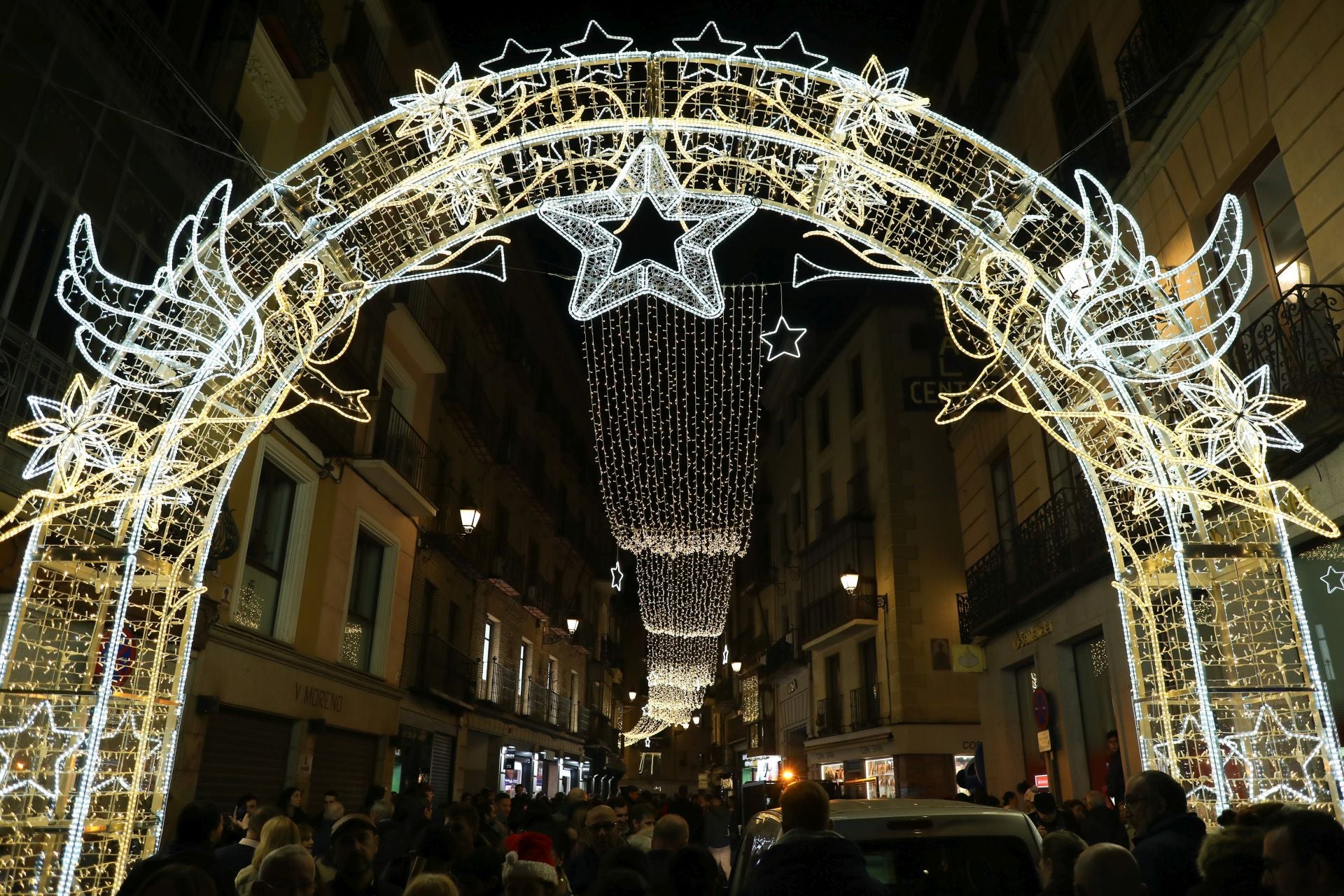 Las imágenes del multitudinario encendido navideño en Toledo