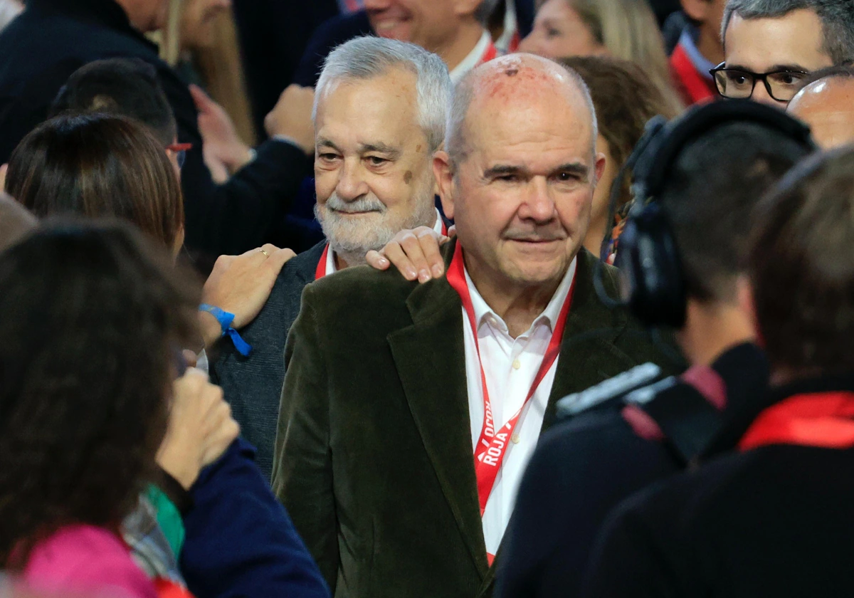 Los expresidentes de la Junta de Andalucía José Antonio Griñán y Manuel Chaves accediendo al auditorio del 41º Congreso del PSOE que se celebra en Sevilla