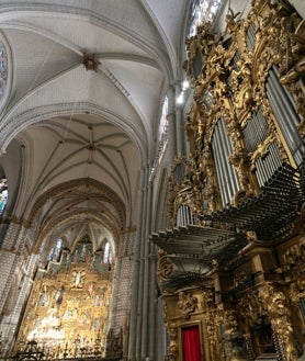 Imagen secundaria 2 - El templo primado alberga verdaderas joyas que avalan la importancia patrimonial del edificio. Diez son los órganos con los que cuenta, siete de los cuales intervienen en la Batalla de Órganos