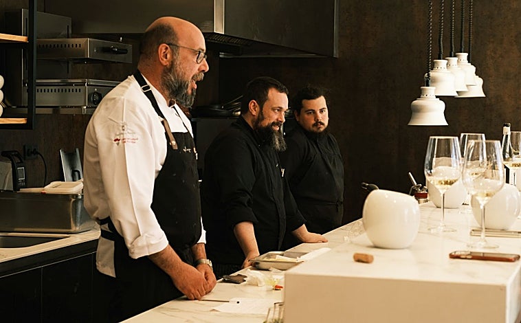 Imagen principal - Arriba: Rubén Sánchez-Camacho, con algunos de los miembros de su equipo/Abajo a la izquierda: una de las mesas del restaurante preparada/Abajo a la derecha: uno de los platos que componen los menús de 'Epílogo'. 
