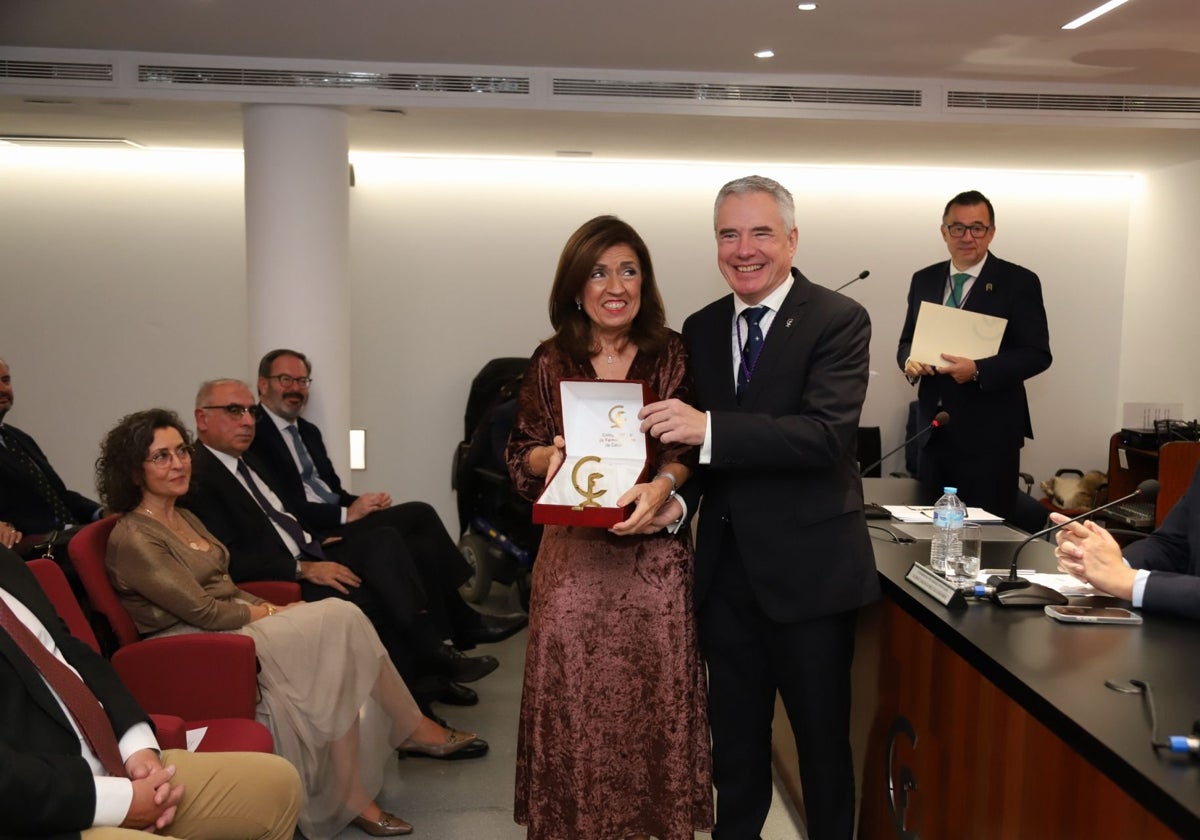 La delegada de Salud, María Jesús, con una de las distinciones del Colegio de Farmaceúticos