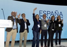 El PP enfrenta su «fiesta» del municipalismo con el «congreso de imputados» del PSOE