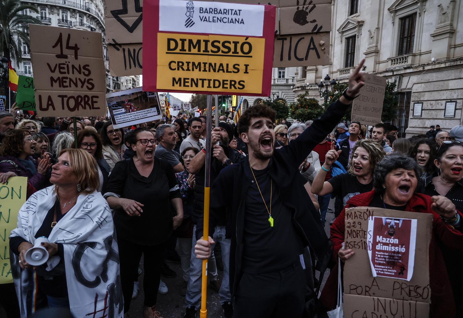 La manifestación en Valencia contra la gestión política de la DANA, en imágenes