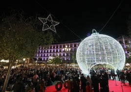 Las imágenes del multitudinario encendido navideño en Toledo