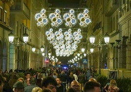 Los niños protagonizan el encendido oficial navideño en Granada, en el que sólo falta el frío