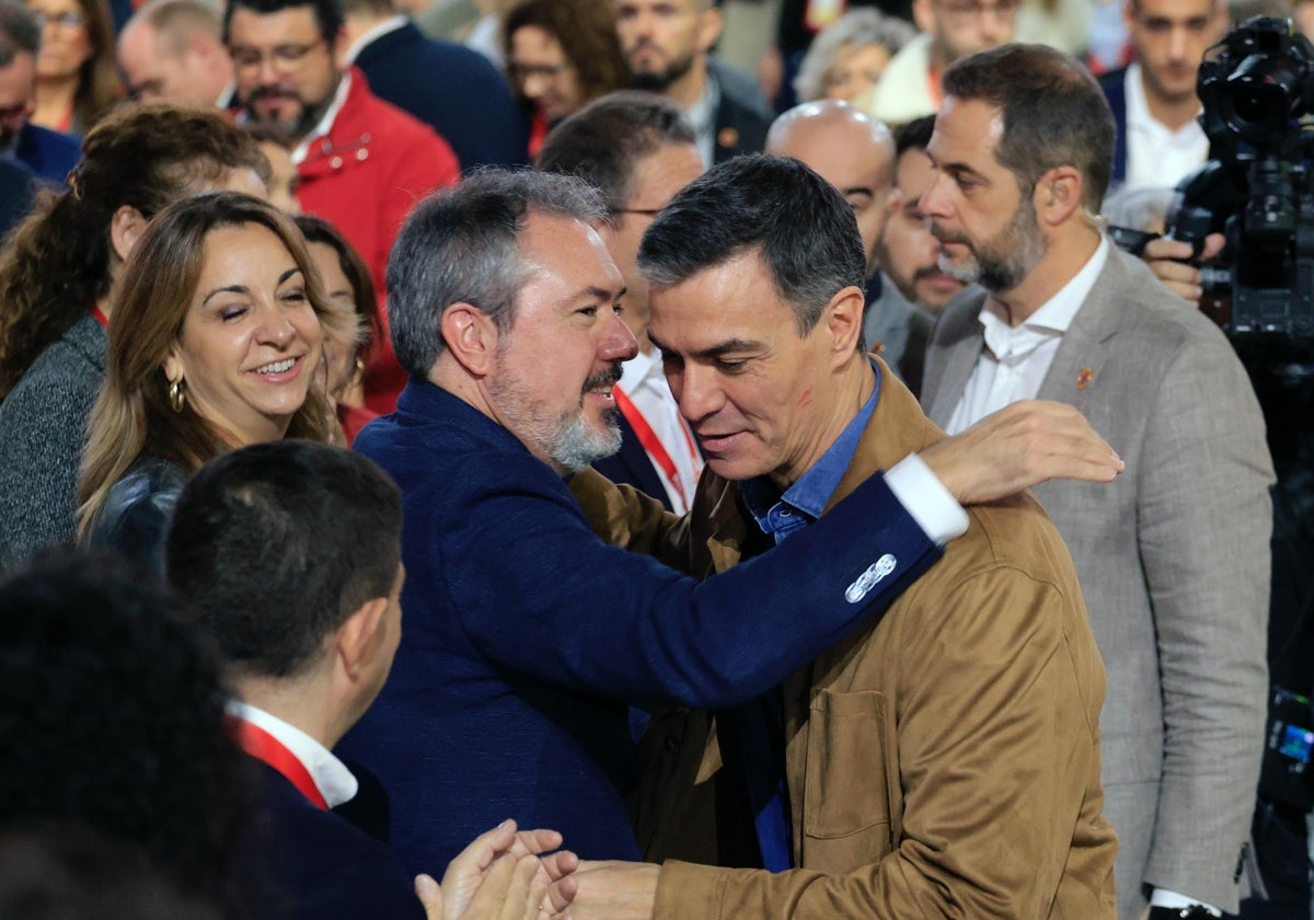 Juan Espadas saluda a Pedro Sánchez en el congreso