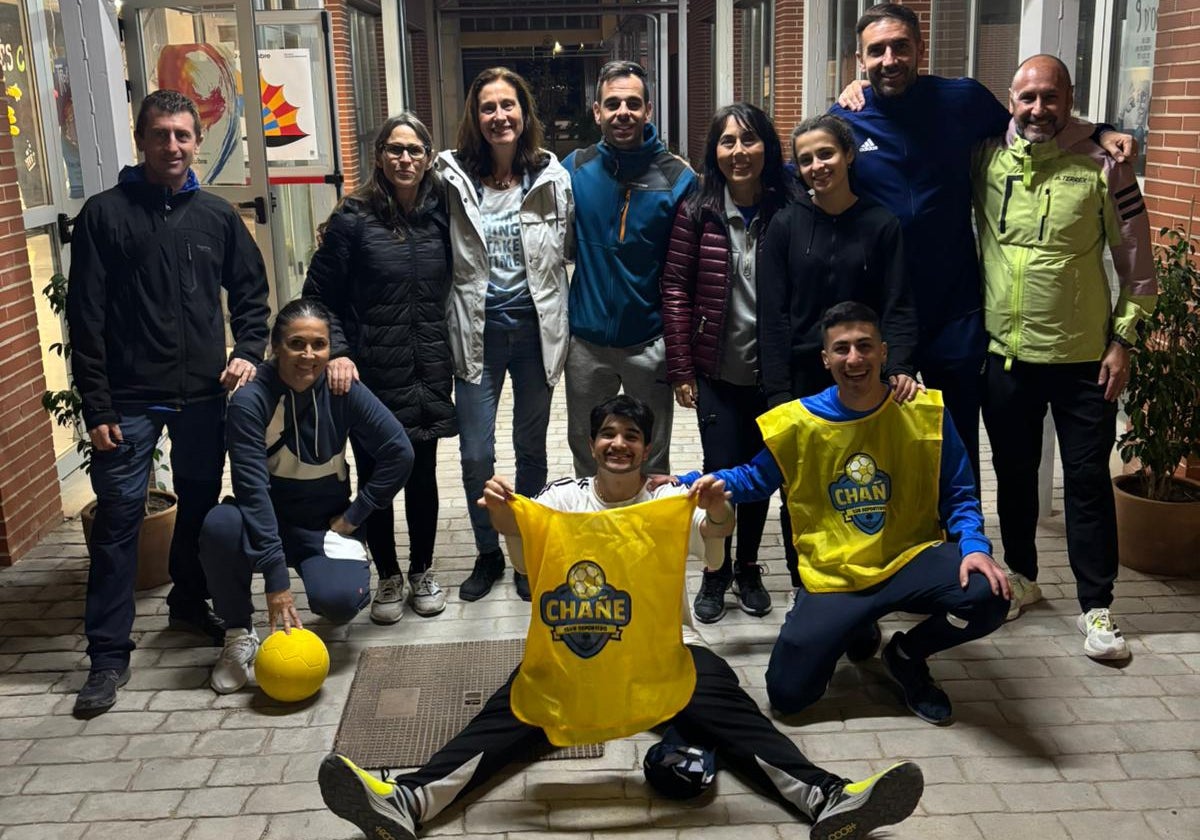 Los cuatro universitarios, con docentes en el colegio Ciudad de Cremona