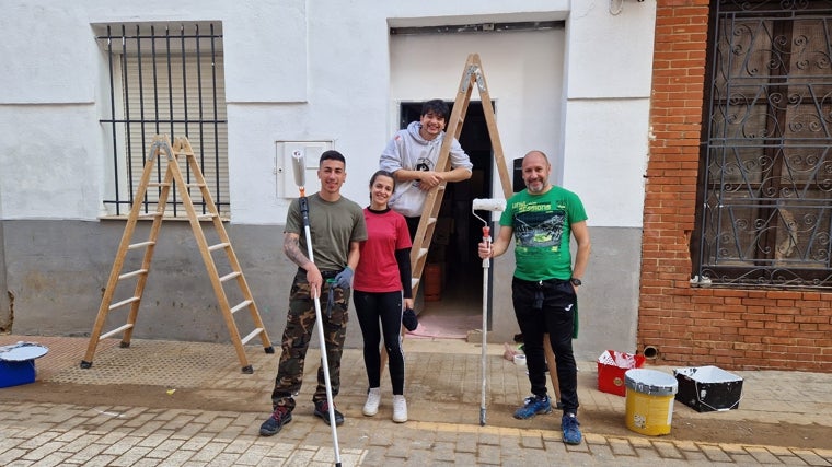 Hugo, María, Francisco y Óscar, este sábado pintando una casa en Alfafar