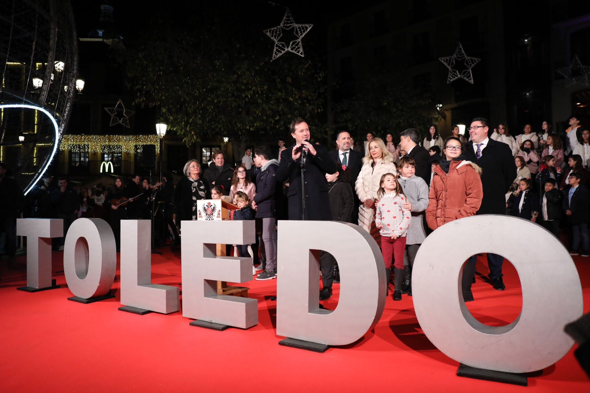 Las imágenes del multitudinario encendido navideño en Toledo