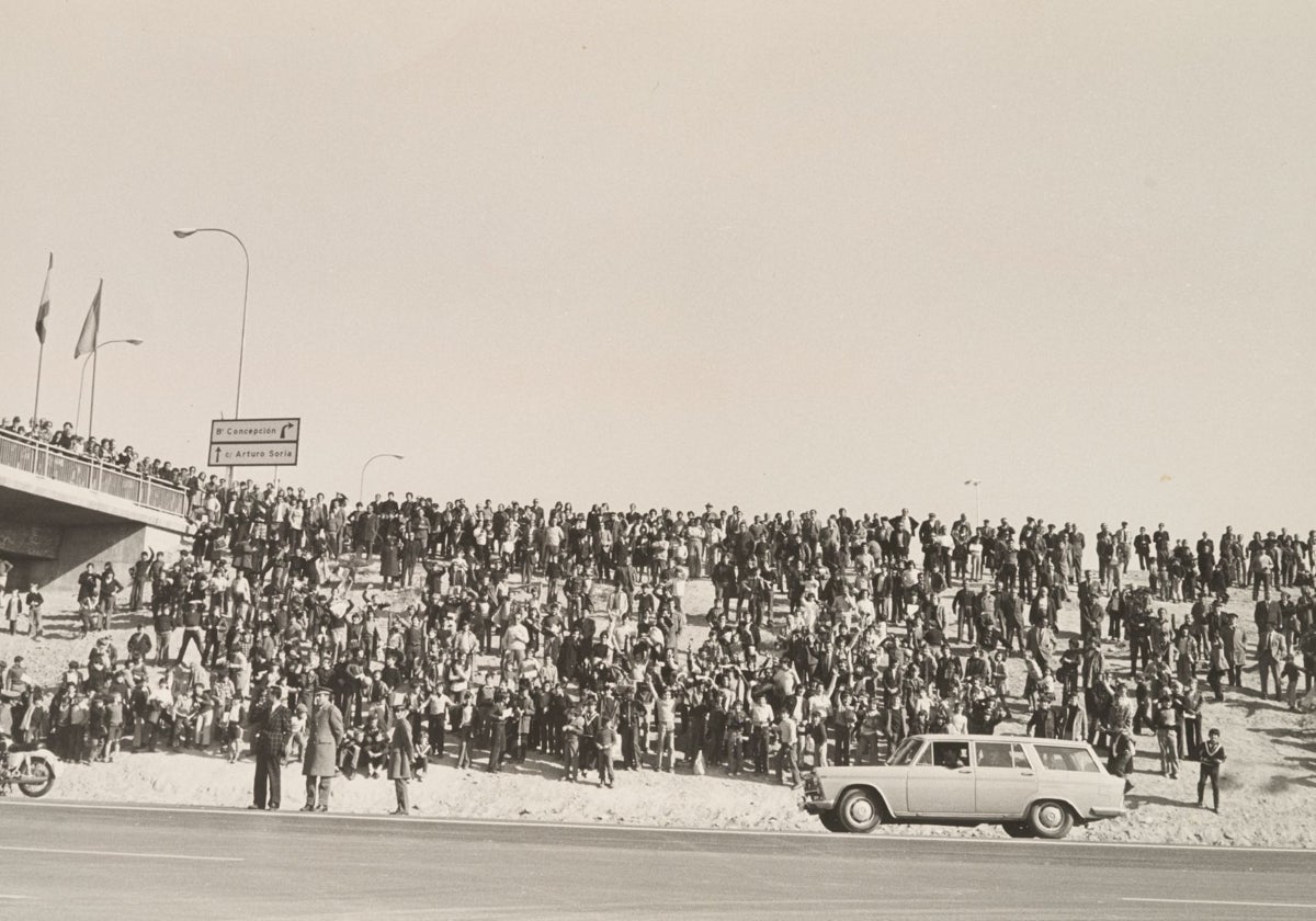 Ciudadanos en las orillas de la flamante M-30, en 1974, durante su inauguración