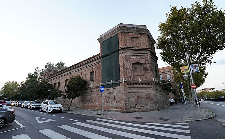 Imagen principal - Arriba, el pabellón con una tela de protección desde que se paralizó su derrumbe. Abajo, izq, restos de basura de los asentados en el solar. Dcha, el candado instalado