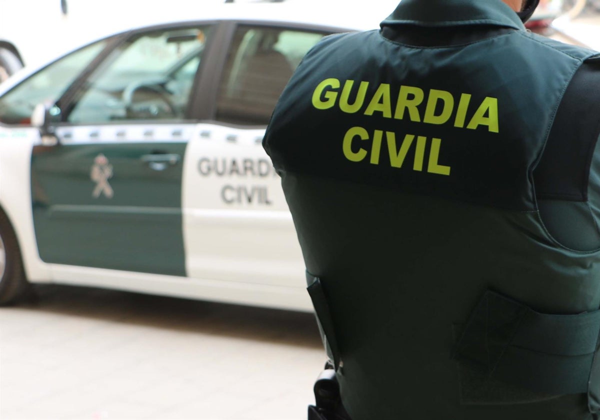 Un agente de la Guardia Civil