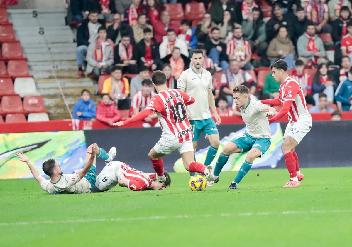 Córdoba fights for the ball against Sporting Gijón