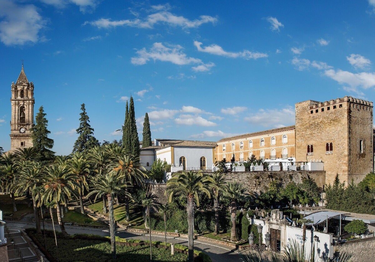 El castillo de los Condes de Cabra, a la derecha, con su torre del Homenaje y el edificio del colegio San José