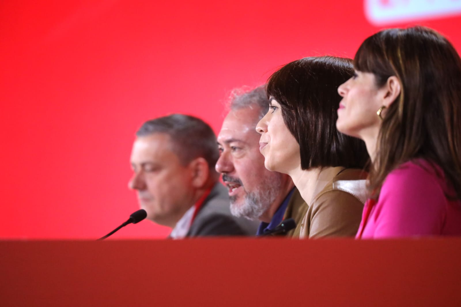 Juan Espadas (segundo por la izquierda), este domingo en la mesa del Congreso Federal del PSOE celebrado en Sevilla