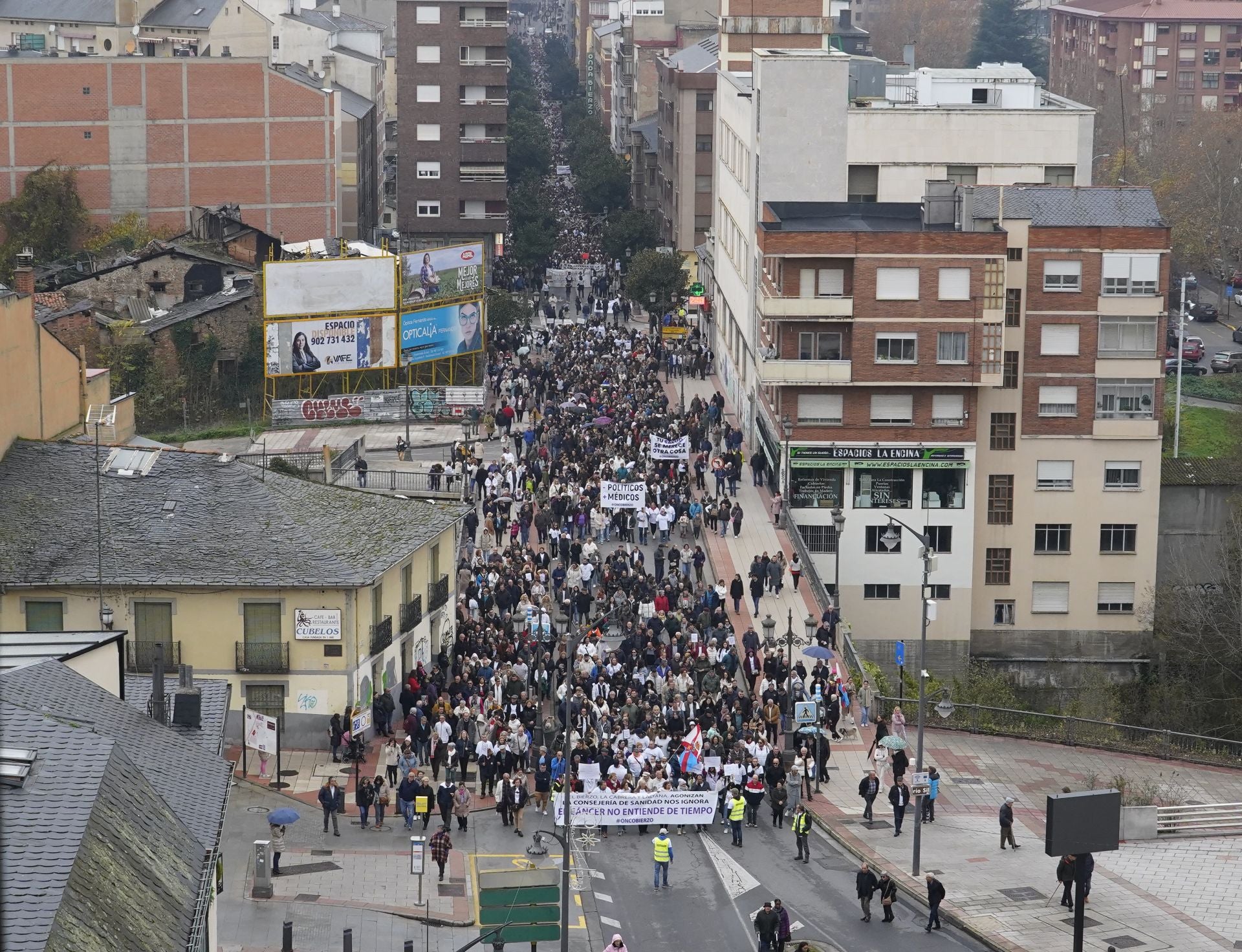 Manifestación para reclamar mejoras en Oncología y en la atención médica especializada en El Bierzo, este domingo en Ponferrada.