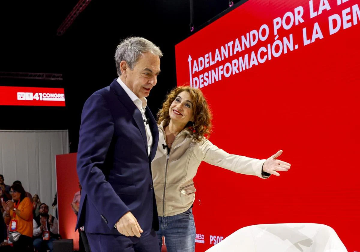 La vicepresidenta primera del Gobierno, María Jesús Montero y el expresidente del Gobierno José Luis Rodríguez Zapatero durante el 41 Congreso Federal del PSOE reunido en Sevilla