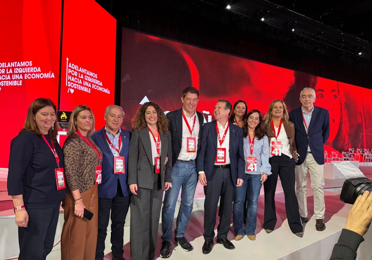 El secretario xeral del PSdeG, José Ramón Gómez Besteiro (centro), y otros miembros de los socialistas gallegos en el Congreso Federal del PSOE en Sevilla