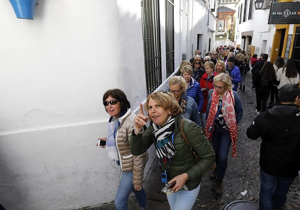 Un grupo de turistas pasea por la Judería el pasado Puente de la Inmaculada