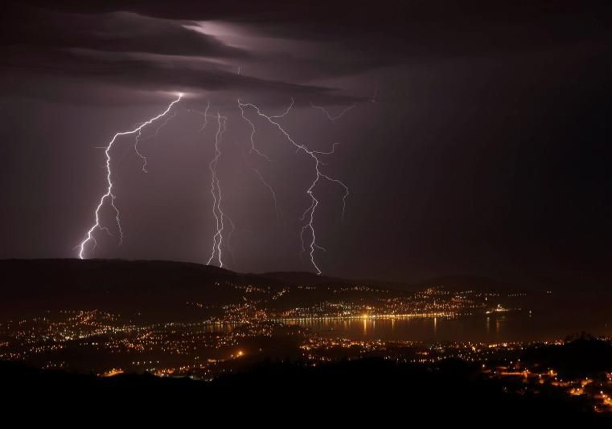 Rayos cayendo sobre la provincia de Lugo durante una tormenta en una imagen de archivo