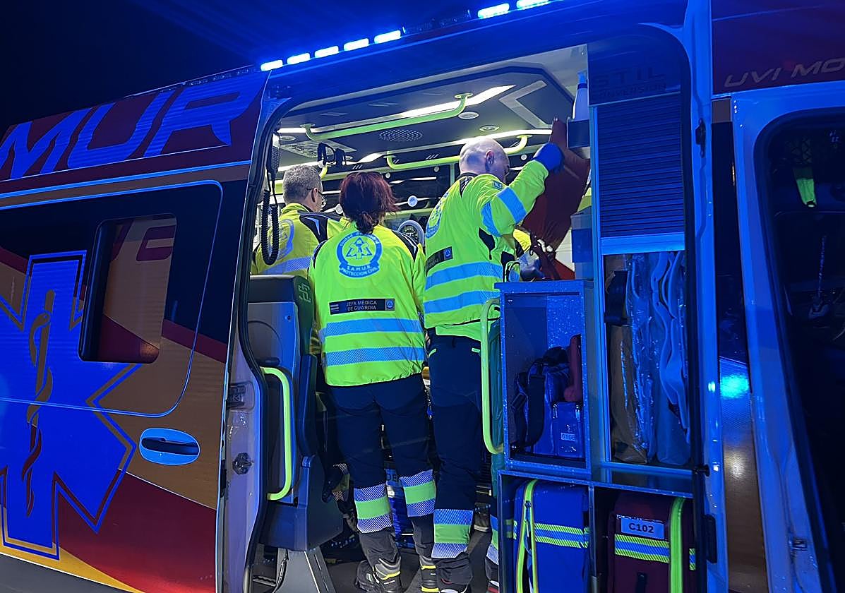 Imagen de archivo de varios sanitarios de SAMUR-Protección Civil