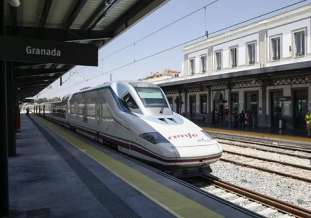 Un tren de alta velocidad estacionado en Granada