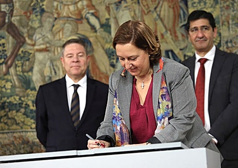 Imagen secundaria 1 - Emiliano García-Page y los responsables de las cinco diputaciones de Castilla-La Mancha han refrendado este lunes la firma del nuevo Plan de Empleo que tendrá una inversión cercana a los 70 millones 