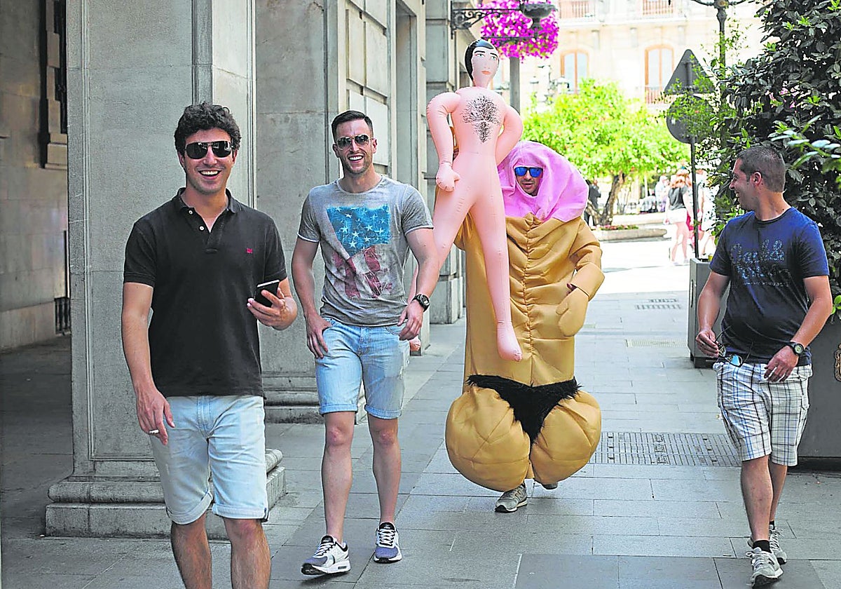 Jóvenes con objetos eróticos durante una despedida de soltero, en una imagen de archivo