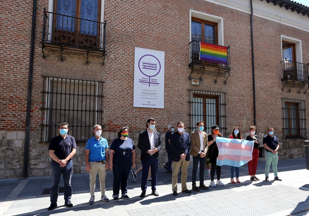 La Diputación de Valladolid coloca la bandera del colectivo LGTBI en 2020.