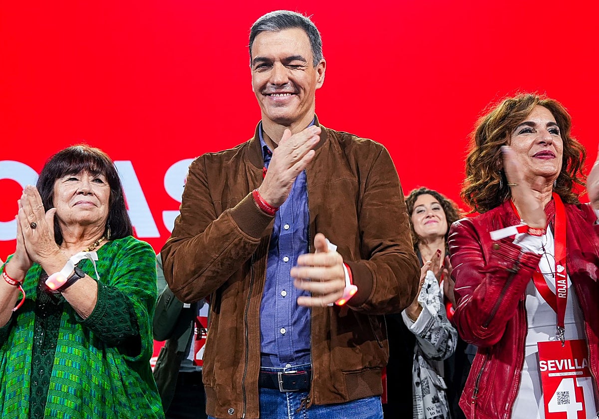 Pedro Sánchez y María Jesús Montero, ayer, en el 41 congreso del PSOE