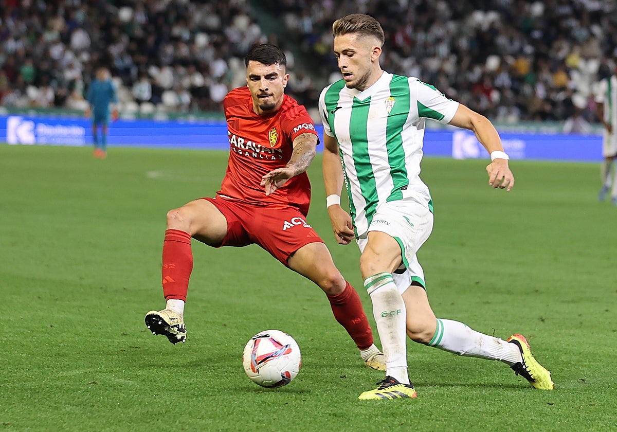 Isma Ruiz conduce el balón durante un partido con el Córdoba