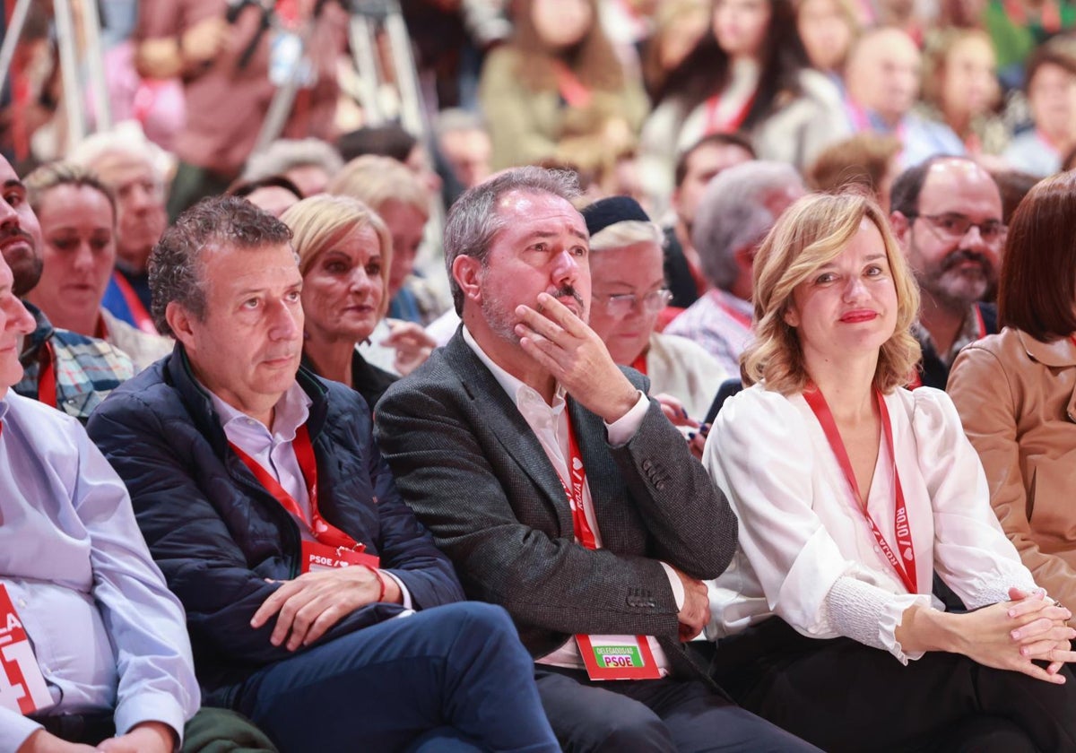 Juan Espadas, líder del PSOE andaluz, en el centro, sentado junto a Javier Fernández, número uno del partido en Sevilla, y la ministra Pilar Alegría en el Congreso Federal celebrado en Sevilla