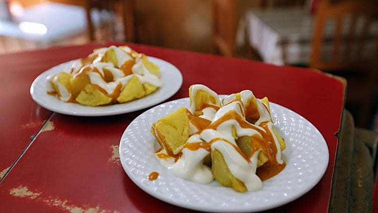 Pide unas bravas diferentes y se queja del precio y del sabor: «Si has dejado el plato relamido»