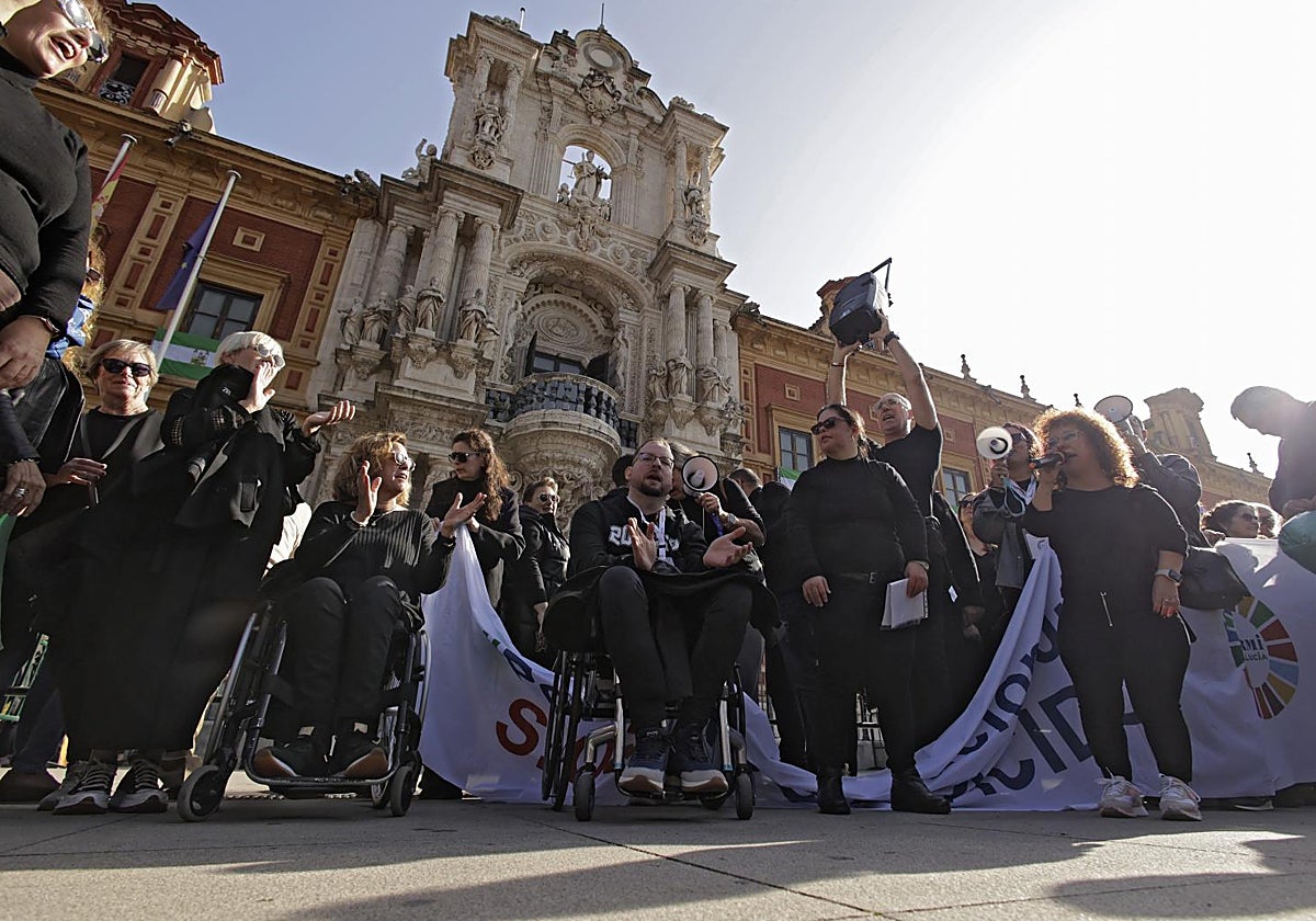 Imagen de algunos de los participantes en la protesta de hoy ante el Palacio de San Telmo