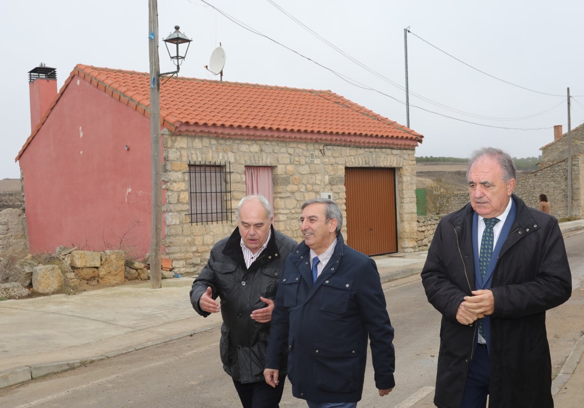 El consejero de Movilidad y Transformación Digital, en su visita a la localidad palentina de Palacios del Alcor