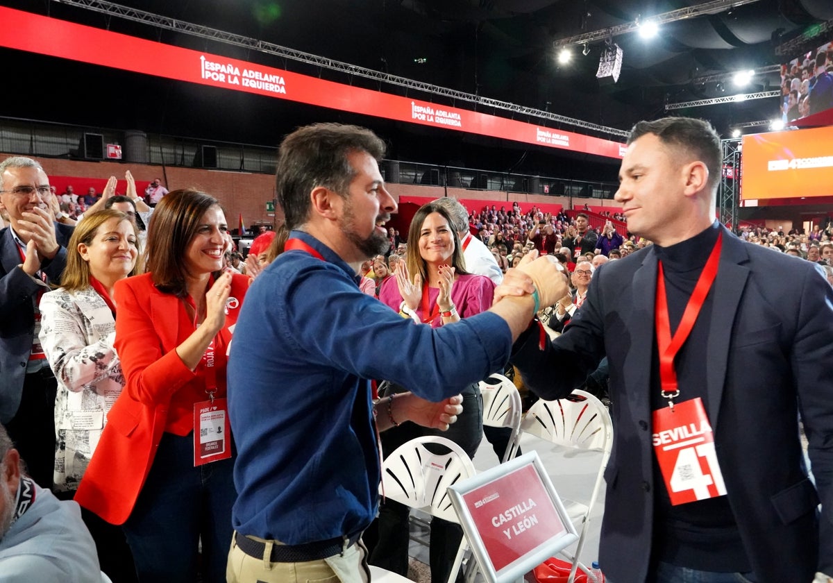 Luis Tudanca saluda a Javier Cendón en el Congreso Federal del PSOE en Sevilla