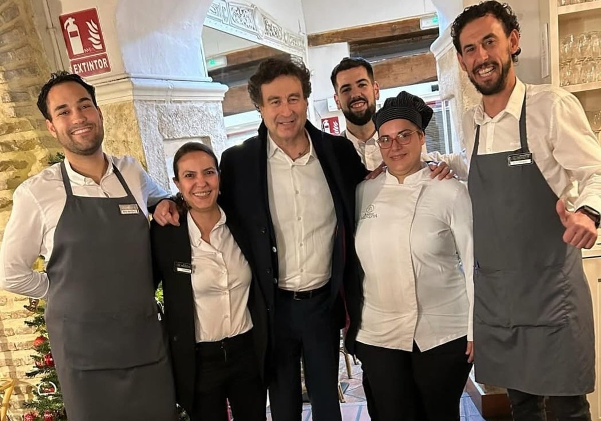 Los empleados de Bodegas Mezquita Corregidor con Pepe Rodríguez de Masterchef