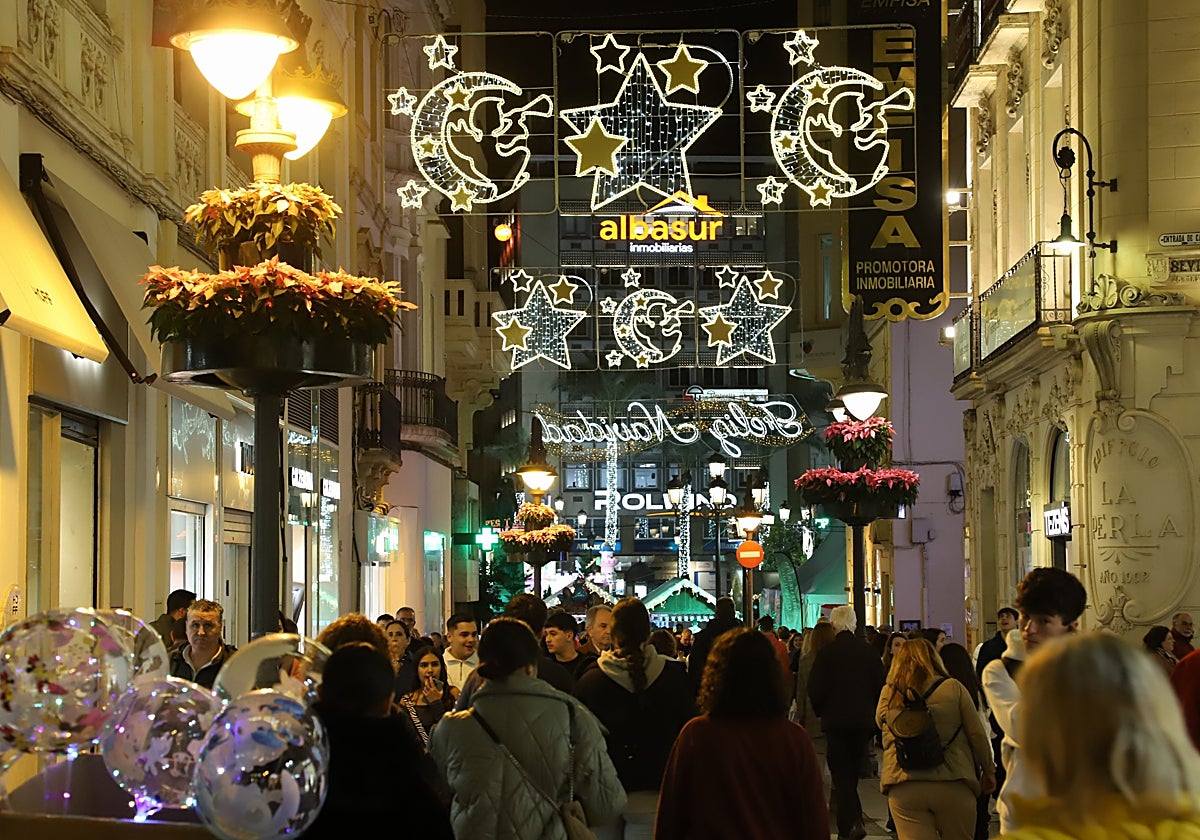 Ciudadanos pasean por la calle Gondomar