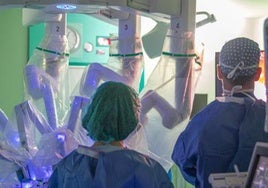 El Hospital Clínico Universitario realiza su primera operación con cirugía robótica