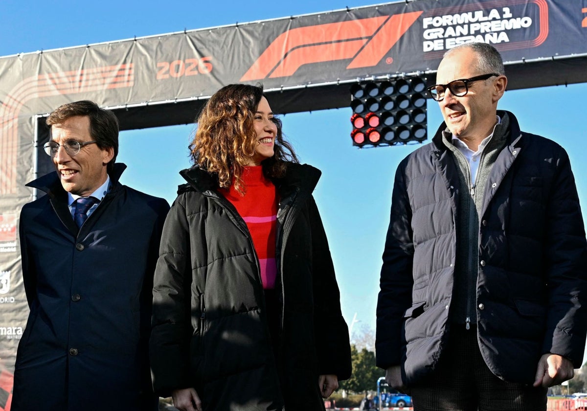 La presidenta Díaz Ayuso y el alcalde Martínez-Almeida, junto al CEO del grupo Fórmula 1, Stefano Domenicali