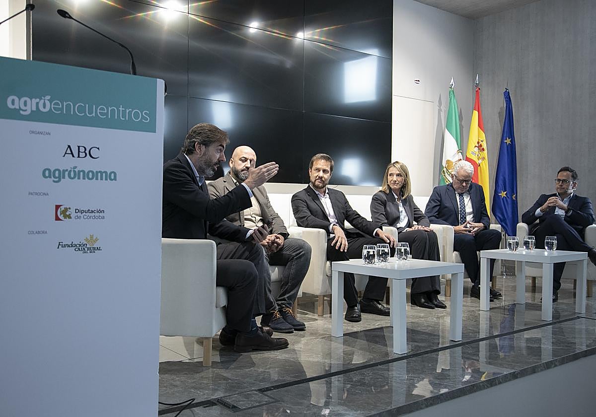 El moderador de 'Agroencuentros' se dirige a los participantes en la mesa redonda
