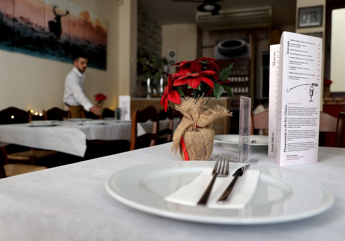 Un cubierto preparado para un almuerzo de Navidad