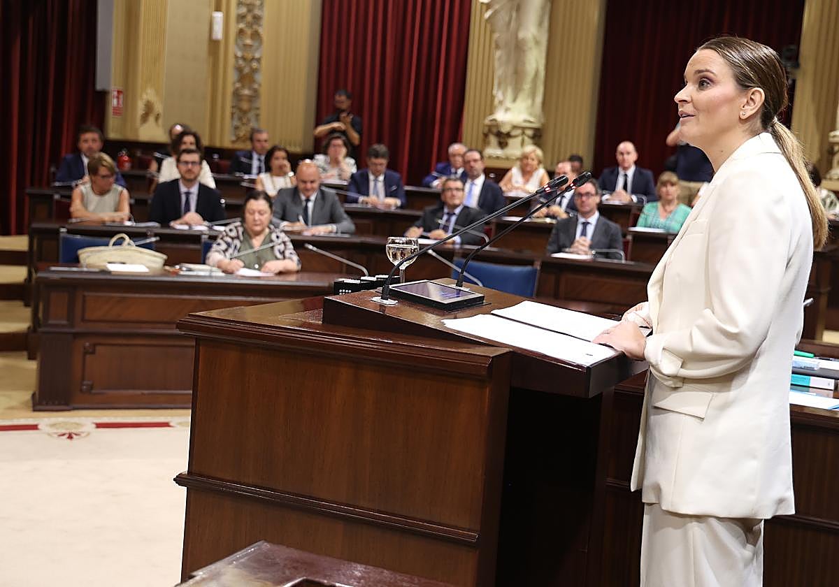 La presidenta de Baleares interviene en el Parlamento.