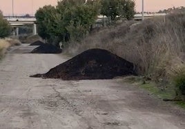 El PSOE acusa al Ayuntamiento de dejar que se acumulen residuos de obra en Peraleda y se diseminen por la ribera del río