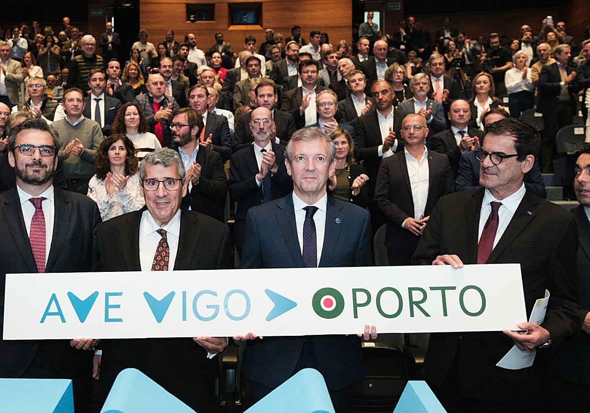 Alfonso Rueda, en el centro, junto a Antonio Cunha (izq.) y Rui Moreira (der.), este miércoles, en Vigo